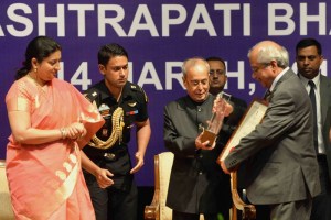 President Pranab Mukherjee presenting the Visitor’s Award - 2016 for the Best University to Tezpur University, at Rashtrapati Bhavan, in New Delhi on March 14, 2016. The Union Minister for Human Resource Development Smriti Irani is also seen.