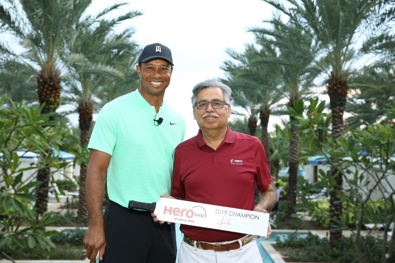 Dr. Pawan Munjal, Chairman, Hero MotoCorp, handing over the trophy to Tiger Woods the 'Hero Shot 2019' winner, ahead of the Hero World Challenge 2019