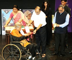 Union Minister for Finance, Corporate Affairs and Information & Broadcasting, Arun Jaitley presented the Dada Saheb Phalke Award to Renowned Actor and Producer Shashi Kapoor at Prithvi Theatre in Mumbai on May 10, 2015. Secretary, Ministry of Information and Broadcasting Bimal Julka is on extreme right.