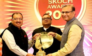 MP Chief Secretary Anthony de Sa (left) receving the SKOCH Award