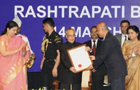 The President, Shri Pranab Mukherjee presenting the Visitor’s Award - 2016 for the Research to Molecular Parasitology Group of Jawaharlal Nehru University