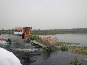 Skimmer in operation
