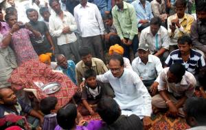 MP Chief Minister met families of Petlawad blast victims