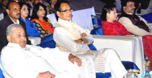 Chief Minister shivraj Singh Chouhan, flanked by ex-chief minister Kailash Joshi, State Minister Yashodhara Raje Scindia and city Mayor Alok Sharma