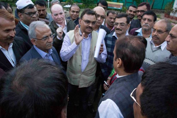 SAPAKS founder Ajay Jain and President SAPAKS Samaj Lalit Shastri along with a delegation met State Minister Rajendra Shukla to present a memorandum addressed to the Chief Minister