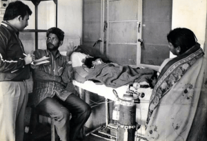 Lalit with the desolate parents of a little child that lay unconscious in a hospital after the poisonous gas leak (Dec. 1984)