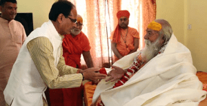 Madhya Pradesh Chief Minister Shivraj Singh Chouhan today met Shankaracharya of Sharda and Jyotishpeeth Swami Swaroopanand Saraswati