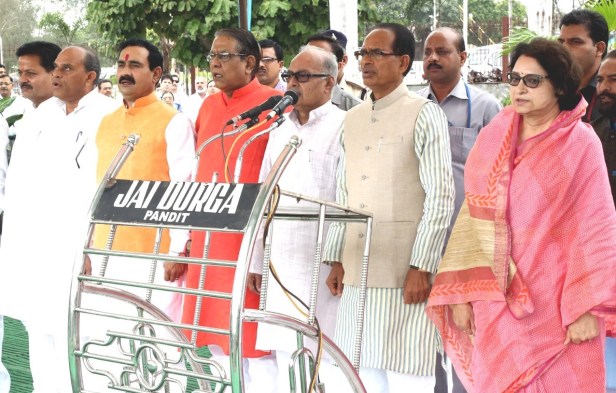 Shivraj Singh Chouhan (second from right) with Cabinet colleagues at the Yad karo Qurbani event in Bhopal