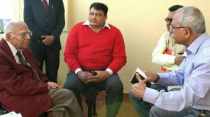 Ram Jethmalani is seen discussing the issue of reservation inbuilt in the Indian Constitution with Lalit Shastri, Editor-in-Chief Newsroom24x7 and founder President of SAPAKS when a delegation of SAPAKS met him in Bhopal on 17 February 2017.