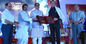 Madhya Pradesh Chief Minister Shiv Raj singh Chouhan and state Minister for Public Relations Rajendra shukla are seen honouring Founder of India TV Rajat Sharma at a glittering Award Function in Bhopal on April 19, 2015. Also seen are State chief Secretary Anthony de Sa and Commissioner Public relations S.K. Mishra