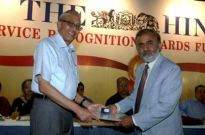 Lalit Shastri (R) being honoured by The Hindu 