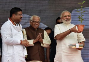 Prime Minister Narendra Modi at the launching ceremony of the 'Pradhan Mantri Ujjwala Yojana', at Ballia, Uttar Pradesh on May 01, 2016. Governor of Uttar Pradesh, Ram Naik and Minister of State for Petroleum and Natural Gas (Independent Charge), Dharmendra Pradhan are also seen.