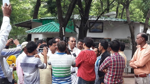 Congressmen led by Govind Goyal met Babulal Gaur today and requested him to join the Congress
