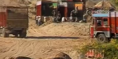 Illegal sand mining (representative image © Lalit Shastri)