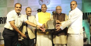 Gaurishankar Bisen receives the Global Leadership Award from Haryana Governor Kaptan Singh Solanki and Uttar Pradesh Governor Ram Naik